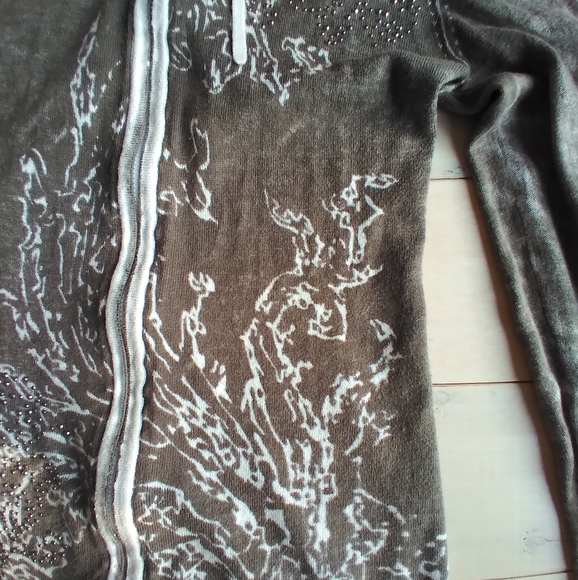 Sweater with hood - Picture 7 of 14